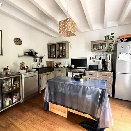 Chambre Bananier: Maison Arborée Face à La Rivière Alloggio in famiglia *