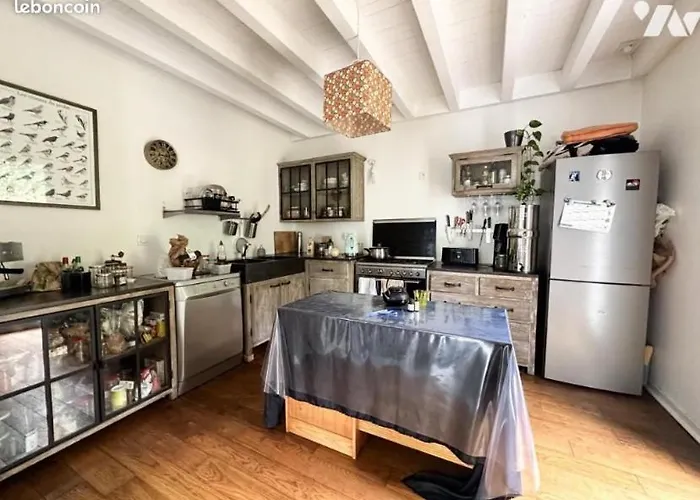 Chambre Bananier: Maison Arborée Face à La Rivière Alloggio in famiglia *